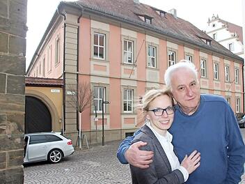 Sopranistin Martina Schilling und Peter Rosenberg an historischer Stätte, vor dem Haus, in dem einst Friedrich Rückert wohnte. Ganz links die Mauer zu Ossarium und Stadtpfarrkirche, wo die Musiktage wieder stattfinden werden. Foto: Eckehard Kiesewetter