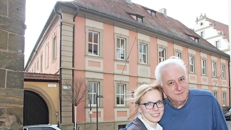 Sopranistin Martina Schilling und Peter Rosenberg an historischer Stätte, vor dem Haus, in dem einst Friedrich Rückert wohnte. Ganz links die Mauer zu Ossarium und Stadtpfarrkirche, wo die Musiktage wieder stattfinden werden. Foto: Eckehard Kiesewetter