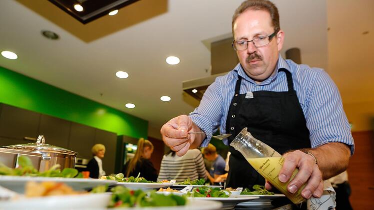 Noch ein paar Tropfen Dressing, und der Salat ist fertig.Matthias Hoch