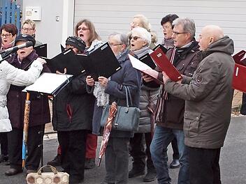 Der Gesangverein Harmonie Seubelsdorf trug unter der Leitung von Dorothea Lintzmeyer mehrere wunderschöne Weihnachtslieder vor.