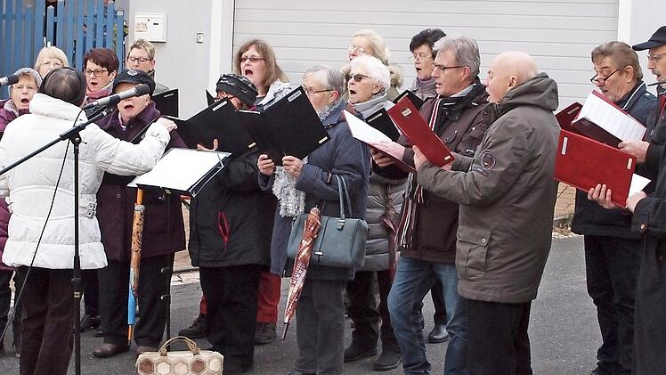 Der Gesangverein Harmonie Seubelsdorf trug unter der Leitung von Dorothea Lintzmeyer mehrere wunderschöne Weihnachtslieder vor.