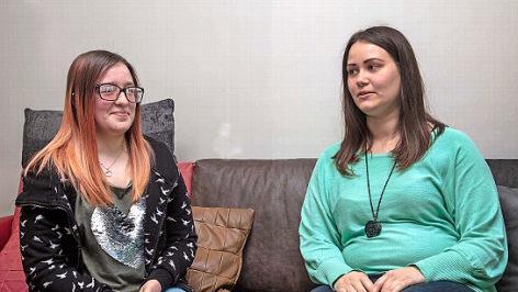 Nach einigen Jahren trifft man sich wieder: Natascha Leuci (links), die an der Johann-Puppert-Schule in Michelau die eCn-Klasse besucht hat, und Sozialpädagogin Kathrin Sünkel tauschen ihre Erfahrungen aus.