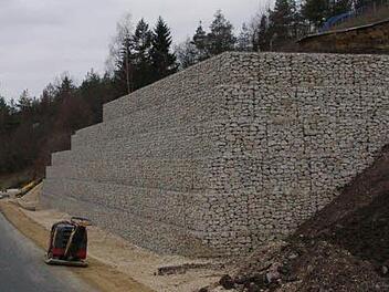 Der Autofahrer &uuml;berquerte den an der Fahrbahn verlaufenden Fu&szlig;- und Radweg, kollidierte frontal mit einer Gabionenwand und kam auf dieser in einer H&ouml;he von etwa 1,40  bis 1,80 Metern zum Stehen.  Symbolfoto: gf/Archiv