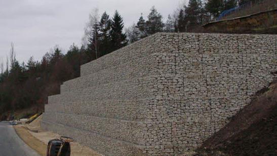 Der Autofahrer &uuml;berquerte den an der Fahrbahn verlaufenden Fu&szlig;- und Radweg, kollidierte frontal mit einer Gabionenwand und kam auf dieser in einer H&ouml;he von etwa 1,40  bis 1,80 Metern zum Stehen.  Symbolfoto: gf/Archiv