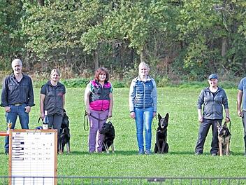 Bei der Herbstprüfung in Hausen (v. l.): Nicole Scheubeck, Kurt Lettner, Verena Lettner, Carola Dorn, Sabrina Dingfelder, Melanie Arlt, Stephan Übelmesser und Monique Neubauer Foto: Mathias Erlwein