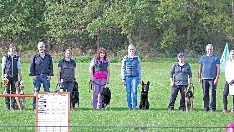 Bei der Herbstprüfung in Hausen (v. l.): Nicole Scheubeck, Kurt Lettner, Verena Lettner, Carola Dorn, Sabrina Dingfelder, Melanie Arlt, Stephan Übelmesser und Monique Neubauer Foto: Mathias Erlwein