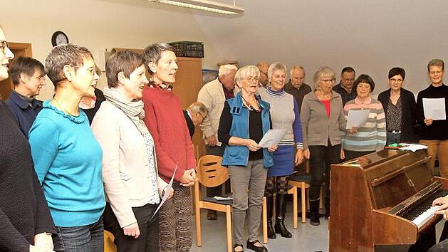 Im Pfarrheim wird wöchentlich mit dem Dirigenten Johannes Eirich (rechts) geprobt. Schließlich sollen die Auftritte klappen. Das gilt für kleine und größere Anlässe.  Foto: Günther Geiling