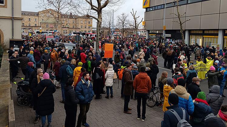 Große Demo in Bamberg: Tausende Menschen ziehen durch die Straßen