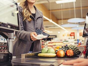 Geld abheben im Supermarkt: Diese Nachteile übersehen viele Kunden
