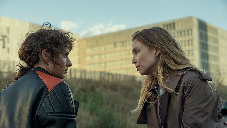 Julika (Seyneb Saleh, links) und Alice (Sina Martens) arbeiten beim BND und waren ein heimliches Liebespaar. Vor Kurzem haben sie sich getrennt, doch wom&ouml;glich gibt es noch eine Chance f&uuml;r sie?