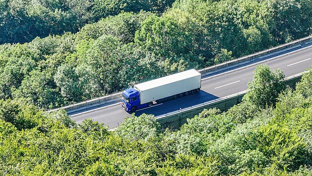 Gefahrgut legt A8 lahm &ndash; Evakuierungen und Waldbrandgefahr