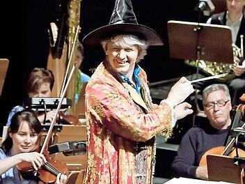 In der Rolle des Zauberlehrlings versucht sich Coburgs Schauspieldirektor Matthias Straub auch als Dirigent. Fotos: Jochen Berger