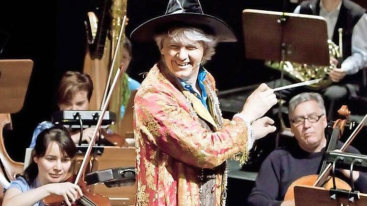 In der Rolle des Zauberlehrlings versucht sich Coburgs Schauspieldirektor Matthias Straub auch als Dirigent. Fotos: Jochen Berger