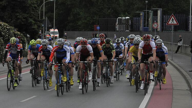 Das Feld auf der Zielgeraden vor der Kulmbacher Brauerei.