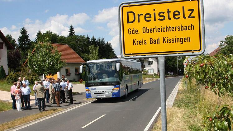 Bis auf den Dreistelz führte die Fahrt, dort berichtete Alt-Bürgermeister Walter Müller vom Bau des Radweges nach Modlos. Foto: Ralf Ruppert