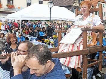 Die neue Bierkönigin Angelika I. wird von den Brauern (von links Reinhold Reblitz und Karl-Heinz Wehrfritz) auf einer Sänfte über den Marktplatz getragen. Fotos: Markus Häggberg