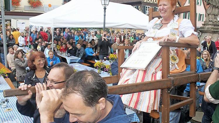 Die neue Bierkönigin Angelika I. wird von den Brauern (von links Reinhold Reblitz und Karl-Heinz Wehrfritz) auf einer Sänfte über den Marktplatz getragen. Fotos: Markus Häggberg
