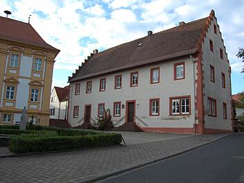 Das unter Denkmalschutz stehende Treppengiebelhaus neben dem Propsteigebäude. Der linke Teil des Gebäudes befindet sich in privater Hand, der rechte Bereich gehört der Marktgemeinde und soll nun die Bücherei aufnehmen. Foto: Günther Straub