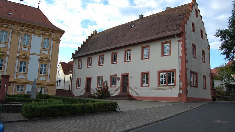 Das unter Denkmalschutz stehende Treppengiebelhaus neben dem Propsteigebäude. Der linke Teil des Gebäudes befindet sich in privater Hand, der rechte Bereich gehört der Marktgemeinde und soll nun die Bücherei aufnehmen. Foto: Günther Straub