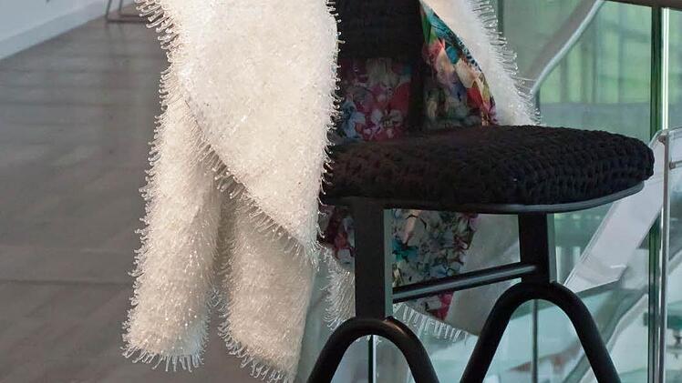 Krista Israel: "Taking my coat off". Das Objekt war beim 4. Coburger Glaspreis auf der Veste zu sehen und wurde inzwiscchen von den Kunstsammlungen erworben.