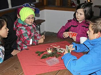 Merle-Alina (Zweite von links) kartet mit ihren Geschwistern Nicole, Susann, Lucca und Freunden. Fotos: Ralf Kestel