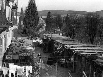 Das große Bild aus dem Stadtarchiv zeigt eine notdürftige Flüchtlingsunterkunft auf dem Grundstück vom Hotel Fürstenhof. Foto: Stadtarchiv Bad Kissingen, Fotosammlung Josef Bötsch