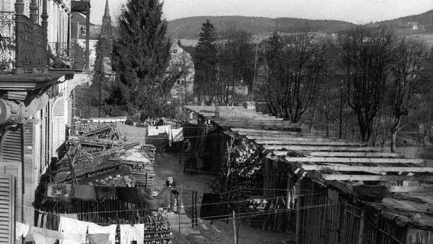Das große Bild aus dem Stadtarchiv zeigt eine notdürftige Flüchtlingsunterkunft auf dem Grundstück vom Hotel Fürstenhof. Foto: Stadtarchiv Bad Kissingen, Fotosammlung Josef Bötsch