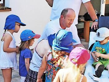 "Tut gar nicht weh" stellte der kleine Bub (rechts auf der Trage) sehr erleichtert fest, nachdem die Rettungssanitäter ihm ein Gerät zum Aufzeichnen des Herzschlags an einem Finger geklemmt hatten. Die anderen Kinder schauten interessiert zu.  Fotos: Dieter Britz