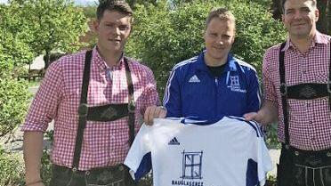 Thorsten Kockmann (Mitte) trägt ab der nächsten Saison das Trikot des Zweitligisten PSV Franken Neustadt. Darüber freut sich der bisherige Sportliche Leiter Jürgen Bieberbach (rechts) und sein Nachfolger in diesem verantwortungsvollen Amt, Tobias Bieberbach (links). Fotos: privat