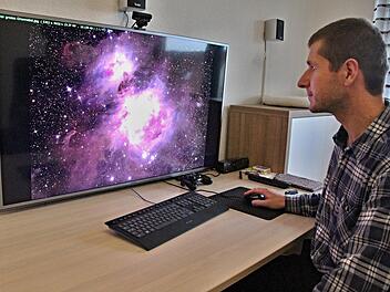 Ein riesengroßer Arbeitsbildschirm hilft Daniel Weihrauch Feinheiten seiner begehrten Fotoobjekte, wie hier den "Großen Orionnebel", gut zu erkennen und zu bearbeiten. Foto: Helmut Will