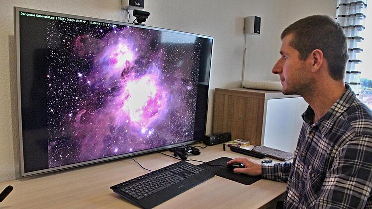 Ein riesengroßer Arbeitsbildschirm hilft Daniel Weihrauch Feinheiten seiner begehrten Fotoobjekte, wie hier den "Großen Orionnebel", gut zu erkennen und zu bearbeiten. Foto: Helmut Will
