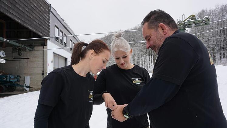 Stefan Knüttel (rechts) und seine beiden Mitarbeiterinnen Jenny Röll (links) und Anja Gimpel (rechts) planen am Feuerberg eine ganzjährige  Natur- und Erlebnispädagogische Nutzung mit Team und Eventcharakter. Marion Eckert
