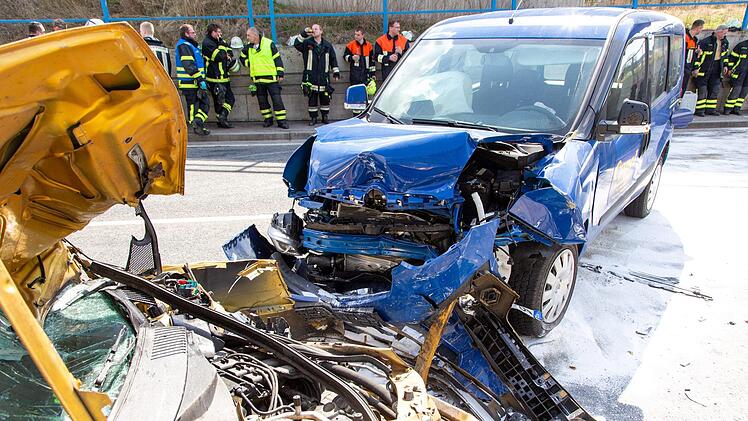 Bei einem Unfall auf der B303 bei Niederfüllbach im Kreis Coburg wurden offenbar zwei Menschen verletzt. Die Bundesstraße ist komplett gesperrt. Foto: NEWS5/Desk