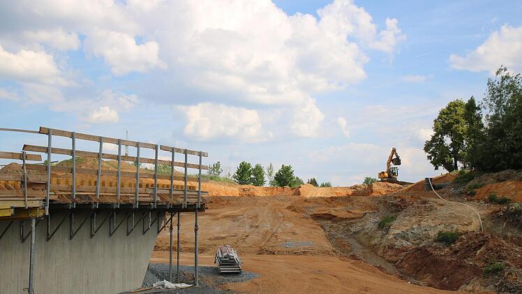 Noch steht die Brücke an der Theodor-Heuss-Allee verloren da. Die Umgehungsstraße wird östlich des Melkendorfer Friedhofs an das Brückenbauwerk angebunden. In diesem Bereich finden zurzeit gewaltige Erdarbeiten statt. Fotos: Alexander Hartmann