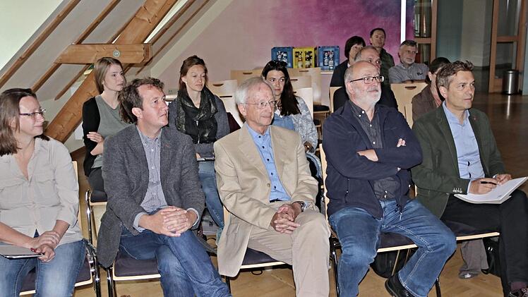 Aufmerksam verfolgten (von links) Adelheid Waschka, Christian Schmidt, Hansfried Nickel, Edgar Maier und Prof. Gerhard Vinken die Ausführungen der Studenten.Helmut Will