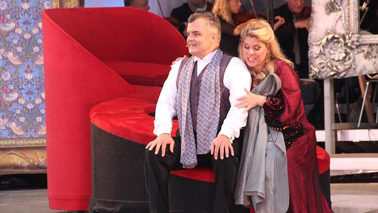 Gabriel von Eisenstein (Eugene Amesmann) nimmt Abschied von seiner Gemahlin Rosalinde (Ute Ziemer).Gerda Völk