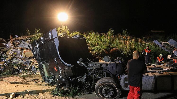 Ein missglücktes Ausweichmanöver führte am Mittwoch auf der A3 bei Würzburg zum Sturz eines Sattelzugs von einer Autobahnbrücke. Foto: NEWS5 / Merzbach