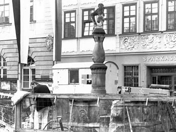 Dringend sanierungsbedürftig: Brunnen am Coburger Markt vor der Sparkasse.Foto: CT-Archiv/Hans Wippenbeck