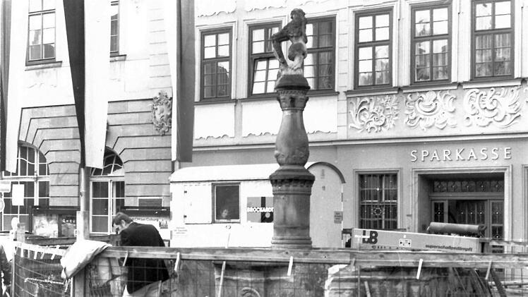 Dringend sanierungsbedürftig: Brunnen am Coburger Markt vor der Sparkasse.Foto: CT-Archiv/Hans Wippenbeck