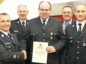 Markus Schwämmlein wurde bei der Hauptversammlung für eine 25-jährige aktive Mitgliedschaft im Feuerwehrverein geehrt (von links): Jens Zetzmann, Reinhard Hartung, Markus Schwämmlein, Bürgermeister Udo Siegel, Andreas Hümmer Foto: Michael Stelzner