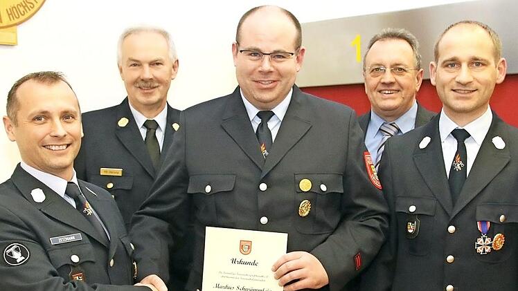 Markus Schwämmlein wurde bei der Hauptversammlung für eine 25-jährige aktive Mitgliedschaft im Feuerwehrverein geehrt (von links): Jens Zetzmann, Reinhard Hartung, Markus Schwämmlein, Bürgermeister Udo Siegel, Andreas Hümmer Foto: Michael Stelzner