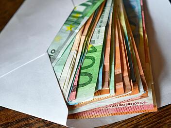 In Unterfranken hat eine Frau Betrügern 16.000 Euro Bargeld übergeben. Symbolbild: Patrick Pleul, dpa