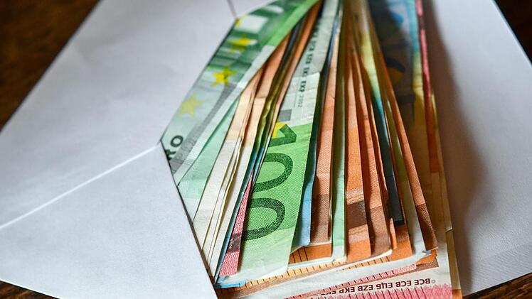In Unterfranken hat eine Frau Betrügern 16.000 Euro Bargeld übergeben. Symbolbild: Patrick Pleul, dpa