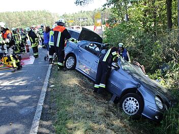 Um den 86-Jährigen aus seinem Mercedes befreien zu können, musste die Feuerwehr das Dach abtrennen.  Foto: Andreas Dorsch