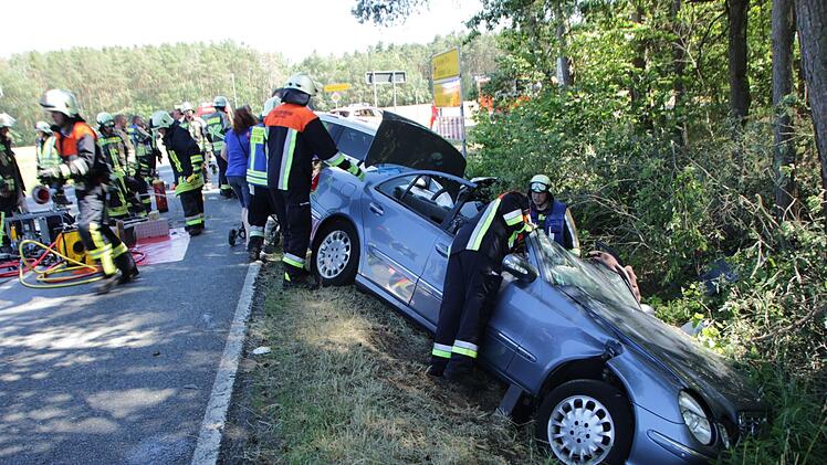 Um den 86-Jährigen aus seinem Mercedes befreien zu können, musste die Feuerwehr das Dach abtrennen.  Foto: Andreas Dorsch