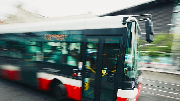 Im Landkreis Bad Kissingen hat sich am Dienstag ein Unfall ereignet, in den ein Schulbus mit 40 Kindern verwickelt wurde. Vier Kinder zogen sich Verletzungen zu. Symbolfoto: chlabala/Adobe Stock