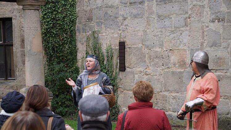 Der Graf von Hohestete (Peter Ott) und seine Gattin (Edith Jager) heißen die Teilnehmer der Stadtführung in ihrem Schlosshof willkommen.  Foto: Tina Meier