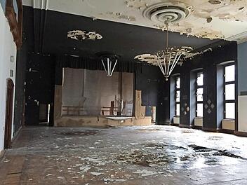 In diesem Saal feierten amerikanische Soldaten Bälle oder inszenierten Theateraufführungen.  Foto: Peter Wolf