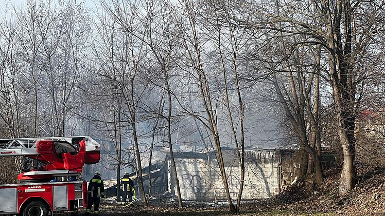Scheune in Vollbrand: Gebäude bereits zum Teil eingestürzt