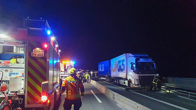Kreis Bad Kissingen: A7-Brücke nach Lkw-Unfall stundenlang gesperrt - Polizei gibt vorsichtig Entwarnung